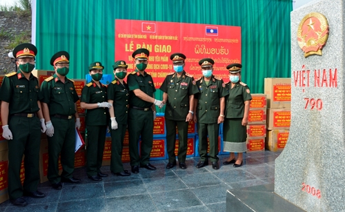 Trao trang thiết bị, vật tư y tế phòng, chống dịch Covid-19 tặng nước bạn Lào